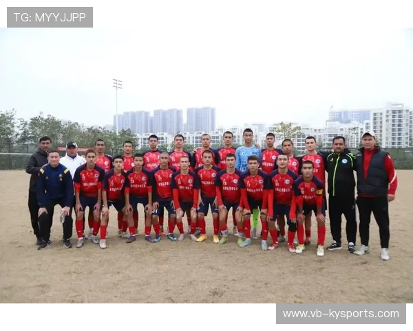 足球俱乐部与学校联合举办校园足球节，学校足球俱乐部的成员